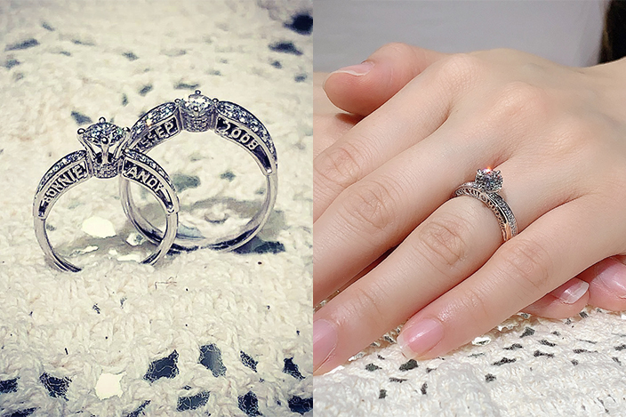 獨特則通字技術 印記動人回憶相信不少情侶都會於戒指刻上特別字句或二人的名字，以突顯其獨特性。除了傳統的戒指內圈刻字設計，A Diamond的特別之處在於，你亦可以訂造通花名字戒指。透過獨特的通花技術，